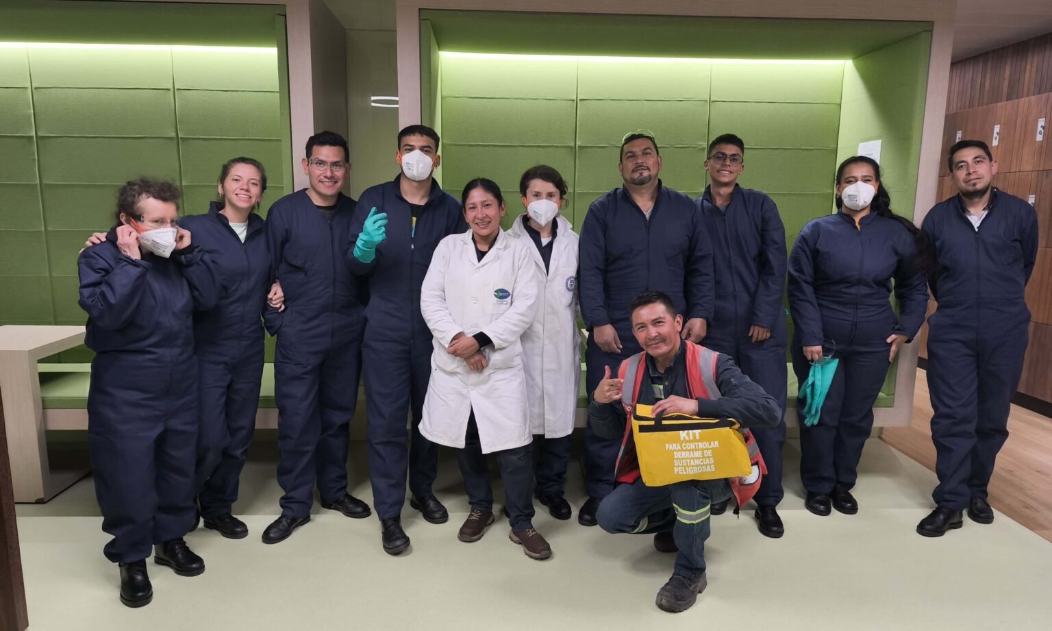 Personal de Phoenix Worldwide Logistics en operación logística
